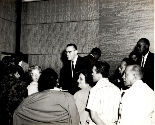 Foto de Argeliers León intercambia con invitados al concierto homenaje a Amadeo Roldán, Salón de Actos de la BNJM, 14 de marzo de 1960. Colección especial de fotografías BNJM.